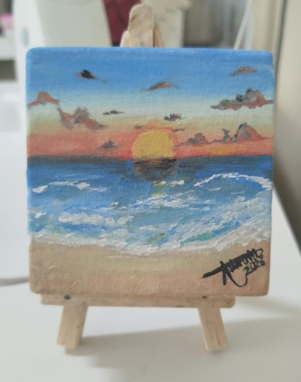 Pintura miniatura de atardecer en la playa sobre caballete de madera