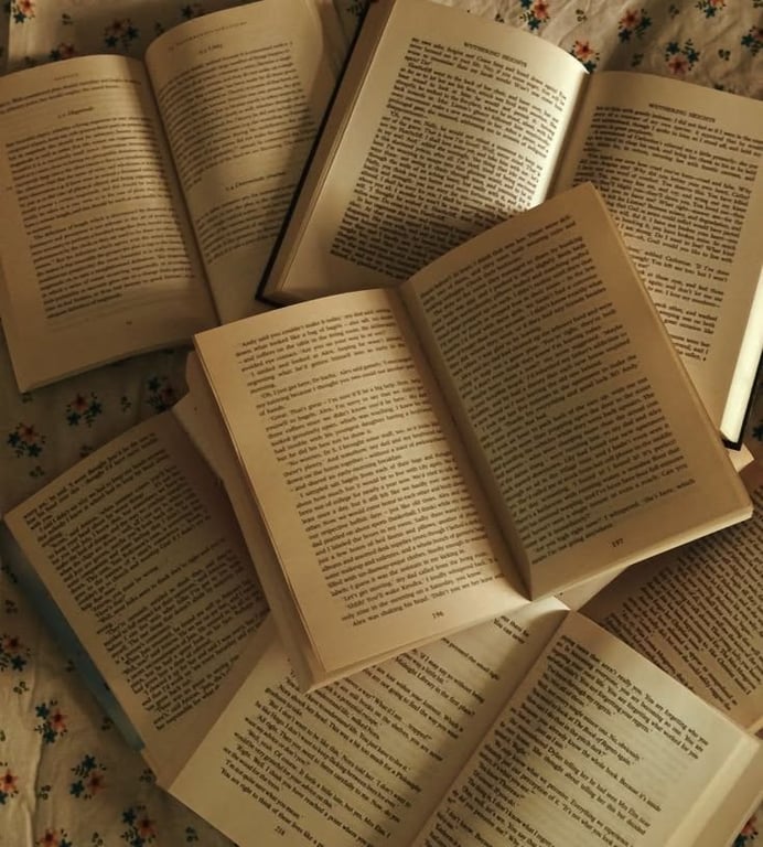 Libros abiertos sobre tela floral