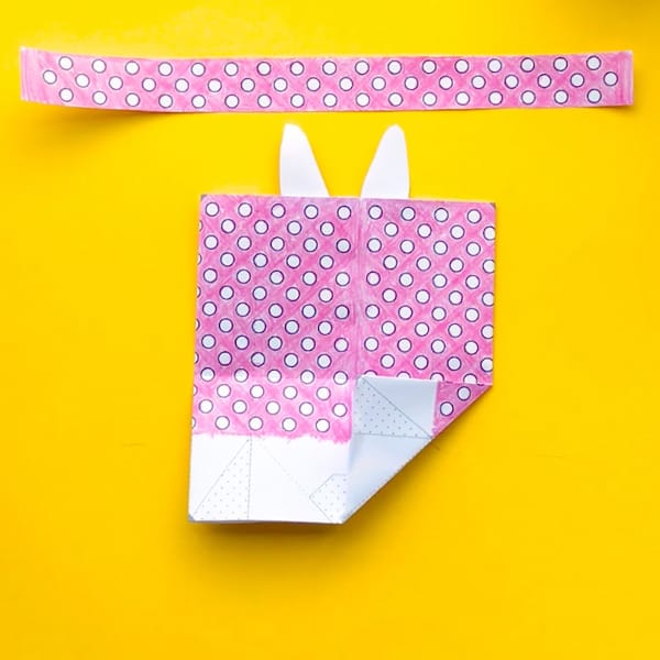 step-07-corner Make your own mini Easter gift bags with this free template and easy tutorial by Sarah Renae Clark. Click to get started! http://sarahrenaeclark.com/2017/mini-easter-gift-bag/