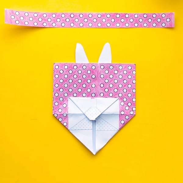 Make your own mini Easter gift bags with this free template and easy tutorial by Sarah Renae Clark. Click to get started! http://sarahrenaeclark.com/2017/mini-easter-gift-bag/