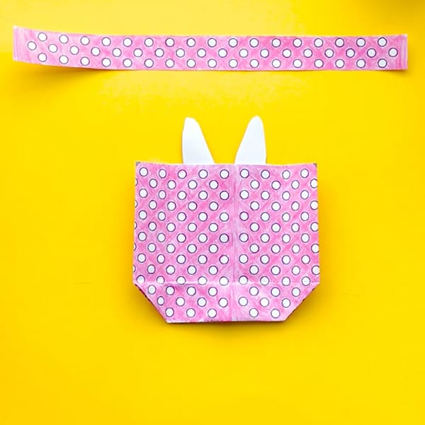 step-16-unfold Make your own mini Easter gift bags with this free template and easy tutorial by Sarah Renae Clark. Click to get started! http://sarahrenaeclark.com/2017/mini-easter-gift-bag/
