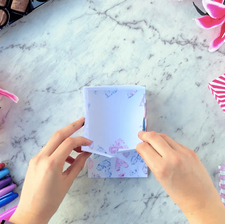 How to make a paper gift box for Mother’s Day – Base Step 7 How to make a paper gift box for Mother's Day - Base Step 7