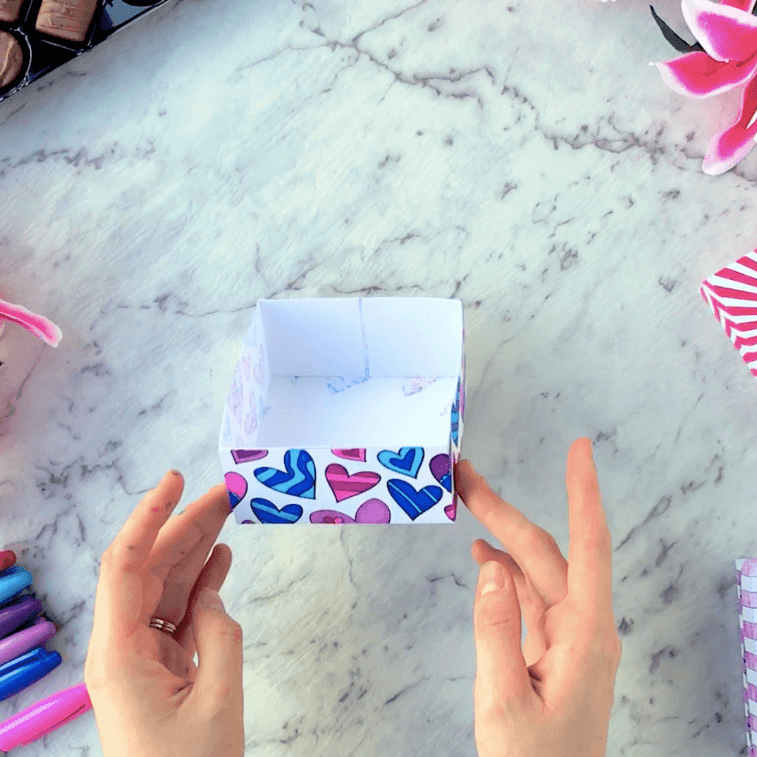 How to make a paper gift box for Mother’s Day – Base Step 8 How to make a paper gift box for Mother's Day - Base Step 8