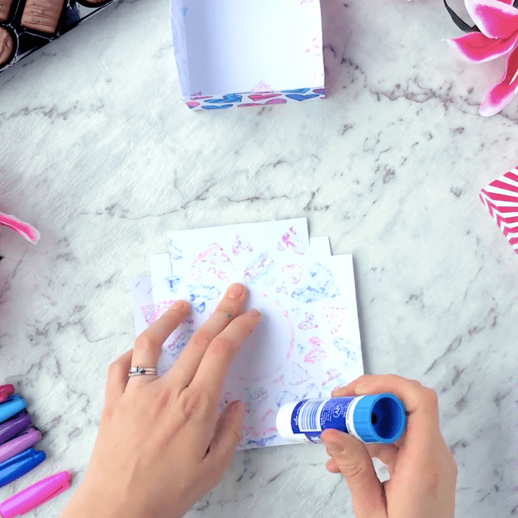 How to make a paper gift box for Mother’s Day – Lid Step 6 How to make a paper gift box for Mother's Day - Lid Step 6