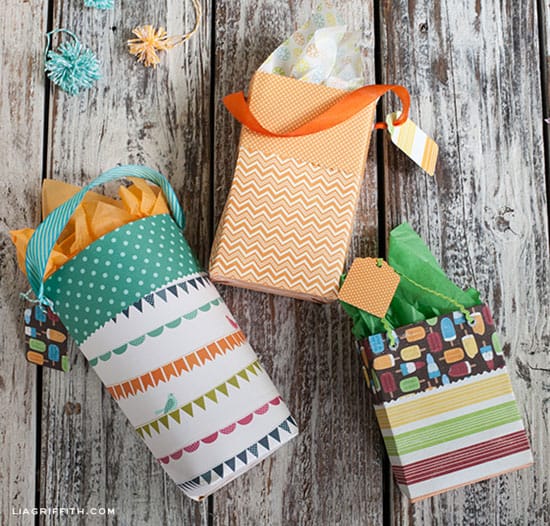 Make a coloring gift bag | Click to see all 29 creative ways to repurpose your coloring pages | #coloringpage #crafts www.sarahrenaeclark.com