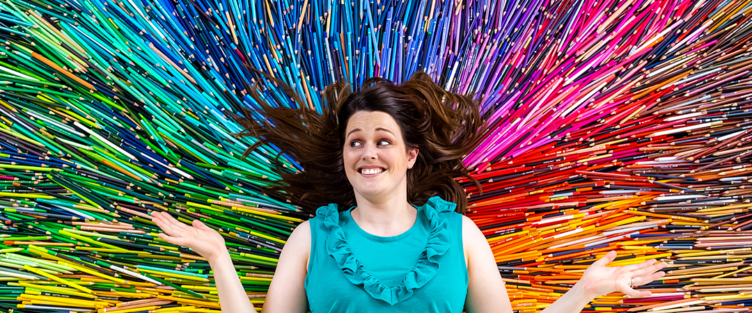 sarah-renae-clark-coloured-pencils Sarah Renae Clark in a large collection of 4000+ coloured pencils arranged in a rainbow