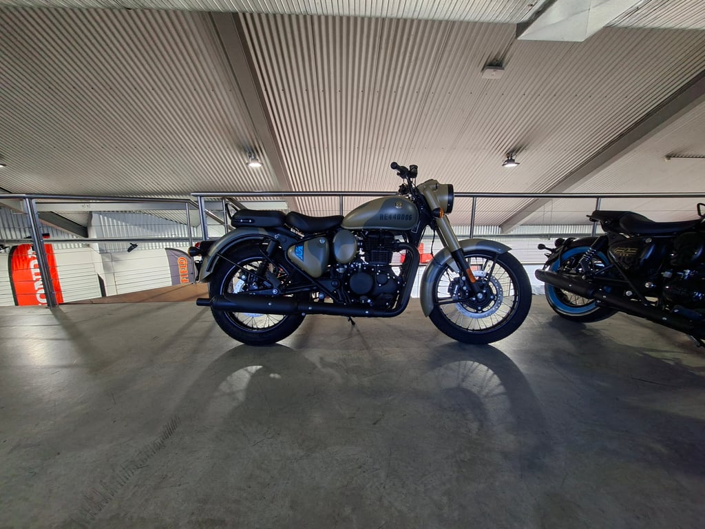 2025 Royal Enfield Classic 350 Dark