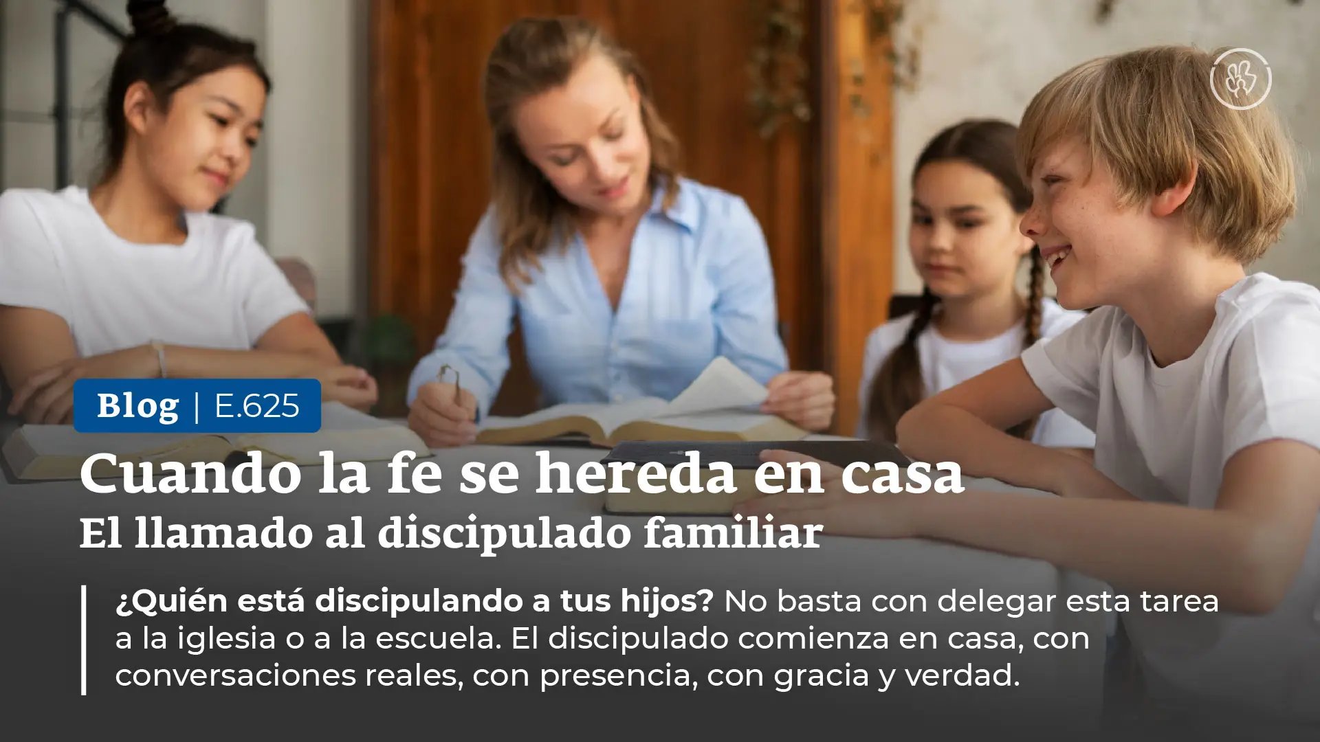 Un grupo diverso de jóvenes se reúne alrededor de una mesa bajo el título "Cuando la fe se hereda en casa. El llamado al discipulado familiar". El texto adicional pregunta "¿Quién está discipulando a tus hijos? No basta con delegar esta tarea a la iglesia o a la escuela. El discipulado comienza en casa, con conversaciones reales, con presencia, con gracia y verdad."