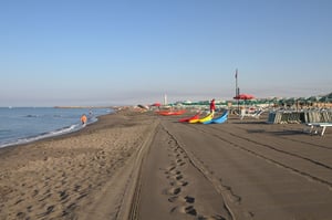 A 13-year-old digs a hole on the beach and gets buried: he dies.