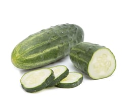 Pepino verde cortado por la mitad - El pepino es una verdura ampliamente utilizada en la industria cosmética.