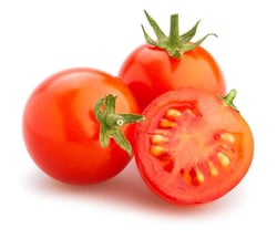 Tomate cherry cortado por la mitad - Tomate de color rojo con semillas y una rama verde