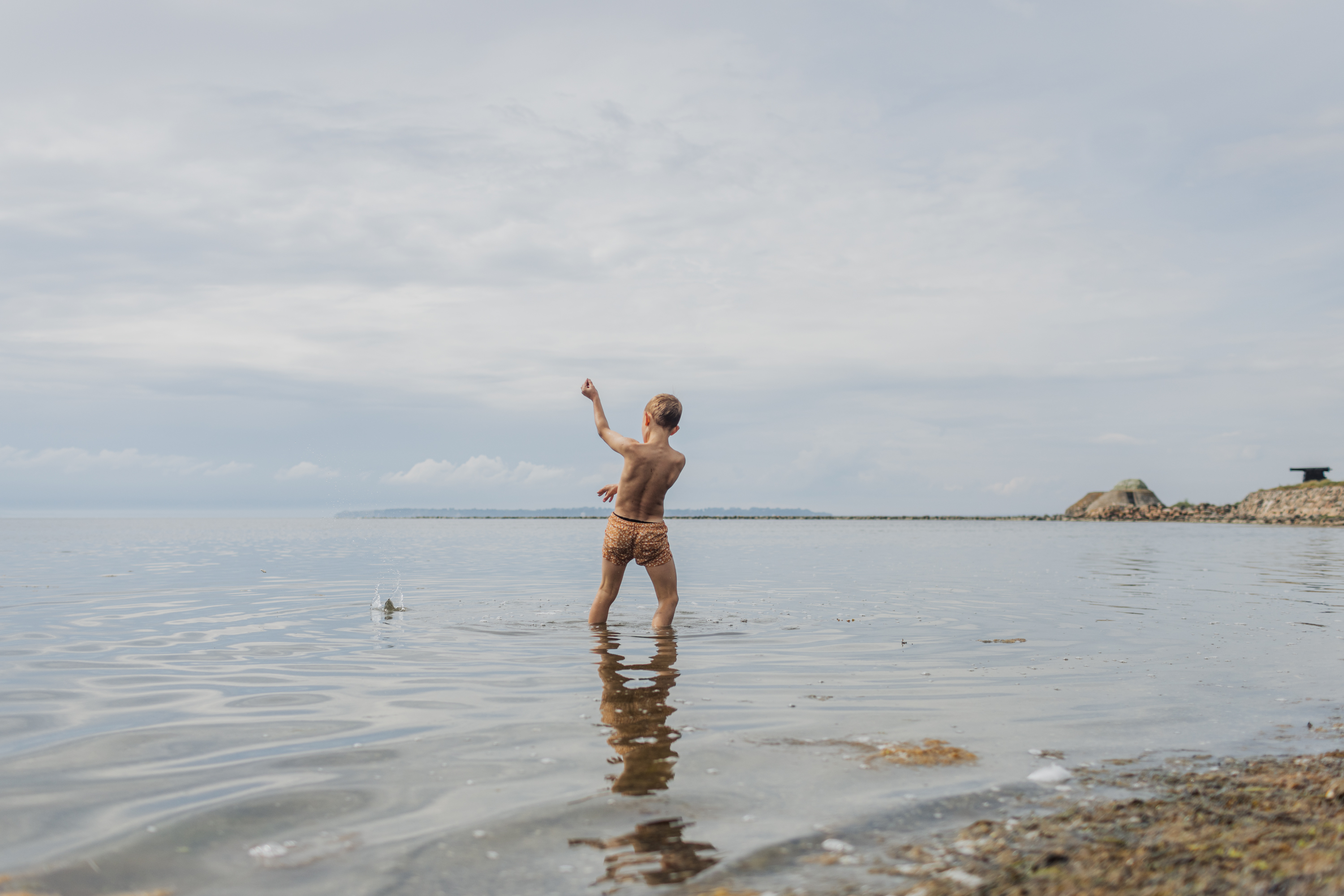 Person stretchar vid strandkanten efter ett pass