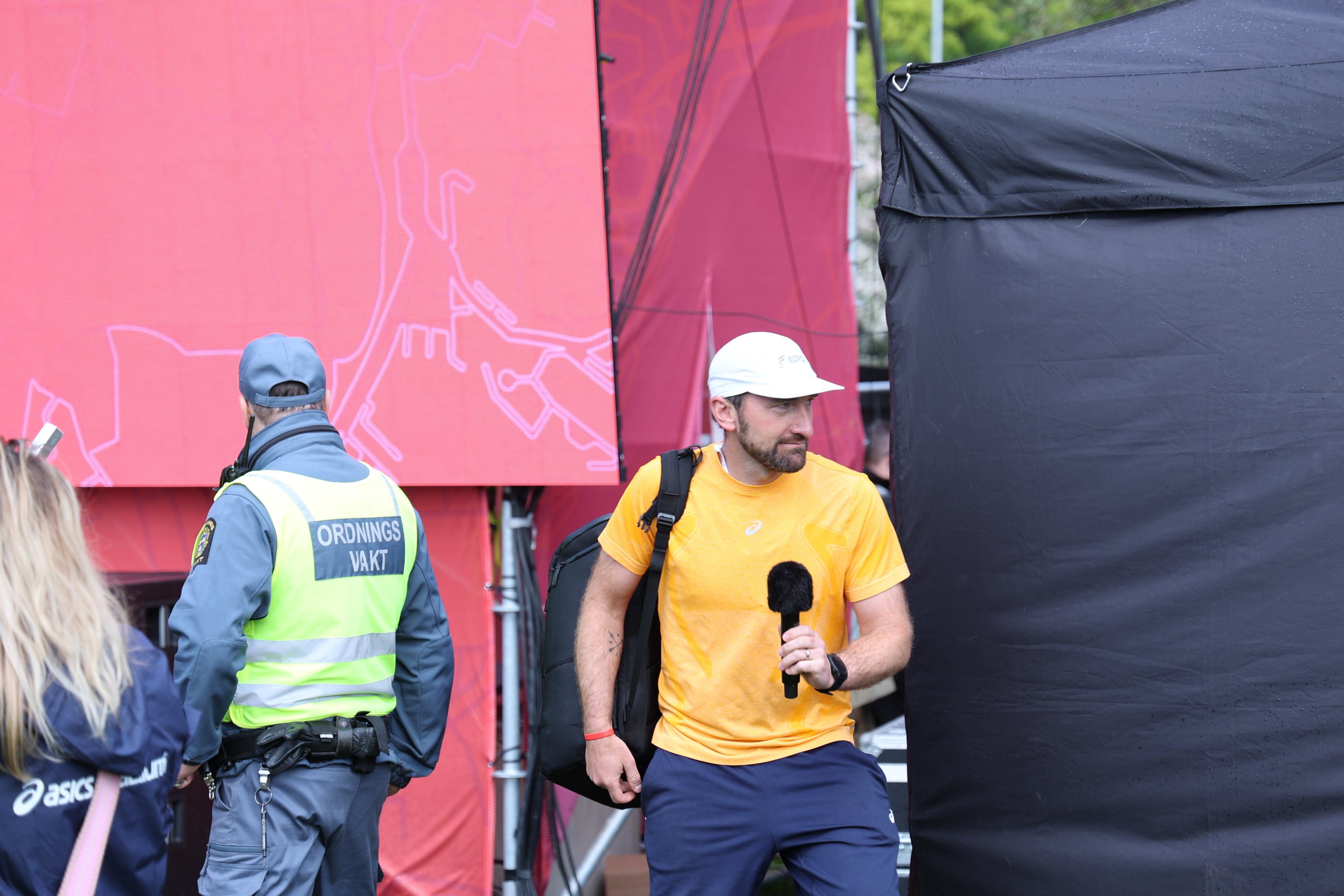 Simon med mikrofon på plats under Göteborgsvarvet