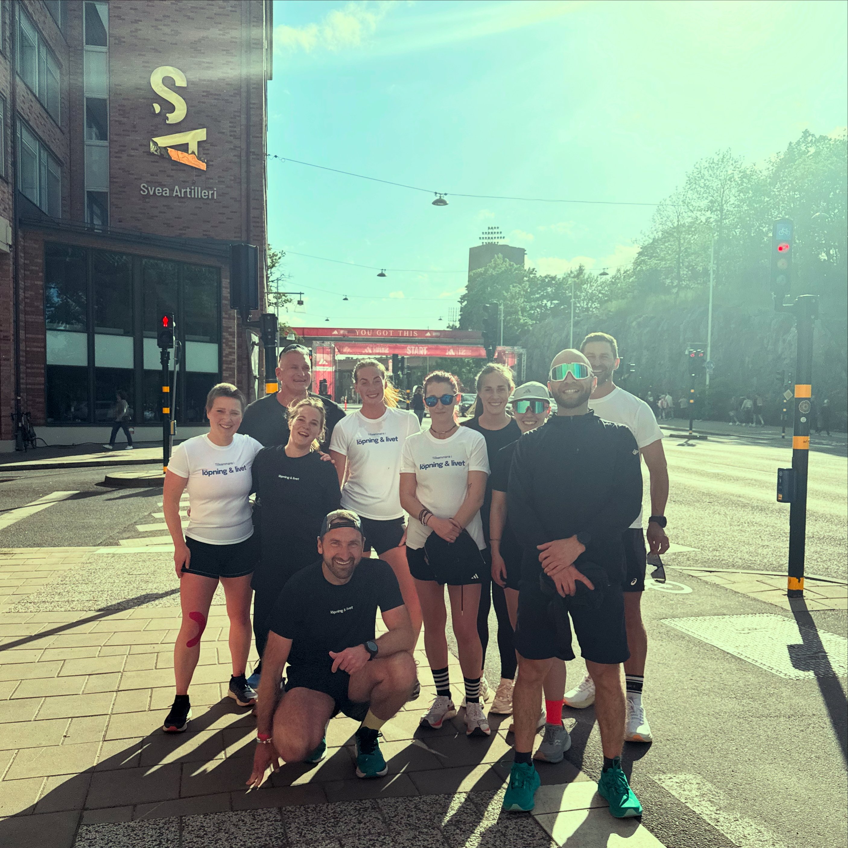 Tusentals löpare på en gata under Stockholm Marathon