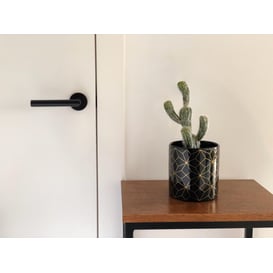 Slika 31.139.13 Posuda u obliku cilindra - crna/zlatna