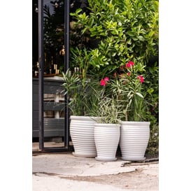 Slika 01.509. 43/47/51 (A) Set od tri posude okruglog oblika sa podlogom - bijela