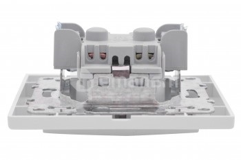 როზეტი დამიწებით შტორებით EKF ERR16-028-100 1 განყოფილებიანი თეთრი
