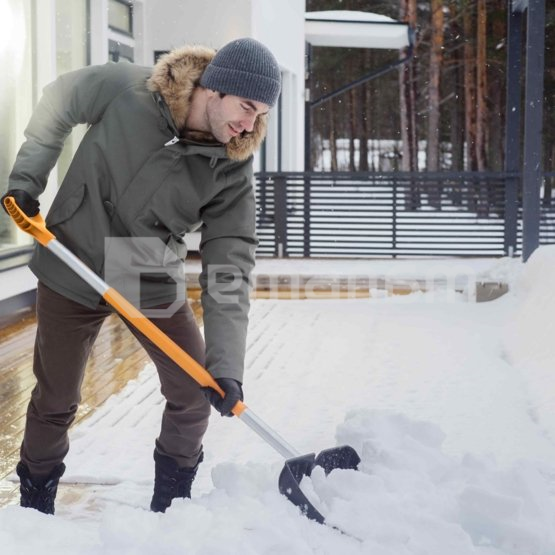 თოვლის ნიჩაბი Fiskars SnowXpert 1062827