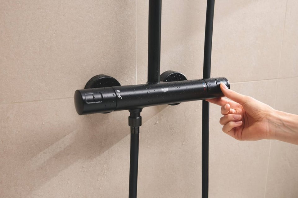 საშხაპე სისტემა შემრევით Grohe Vitalio Start System 250 Black თერმოსტატით
