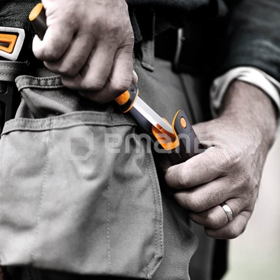 დანა უნივერსალური სალესით Fiskars 1023618 215 მმ