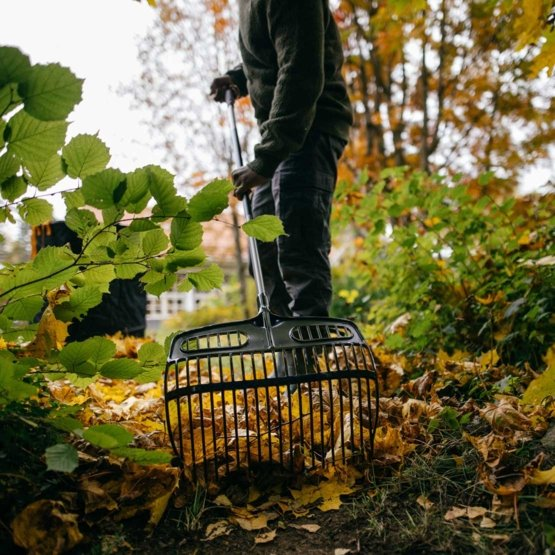 ფოცხი ფოთლების მოსაგროვებელი Fiskars 1077116