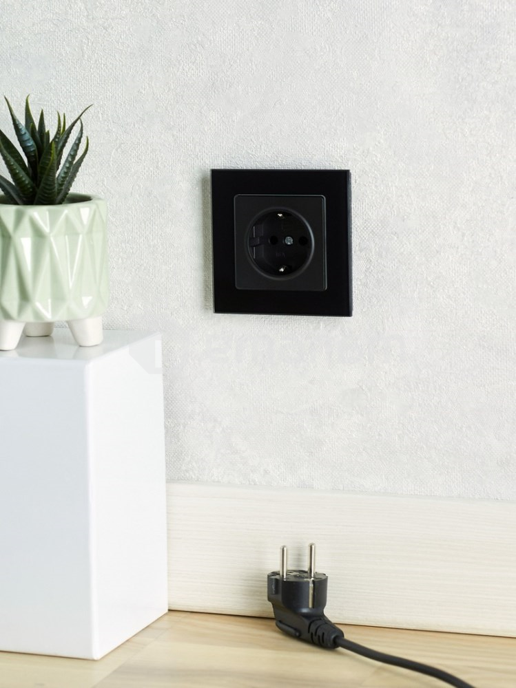 როზეტი IEK BRITE 1 დამიწებით 16A PC11-1-0-BrB შავი