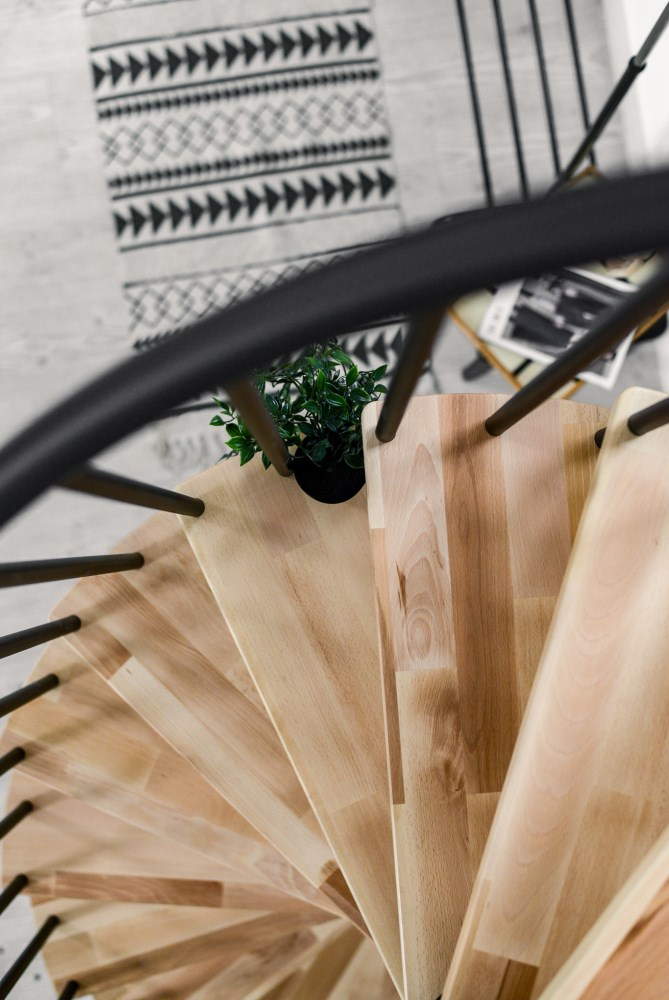 კიბე ხვეული Minka Brelin 140x282 სმ წიფელი/შავი