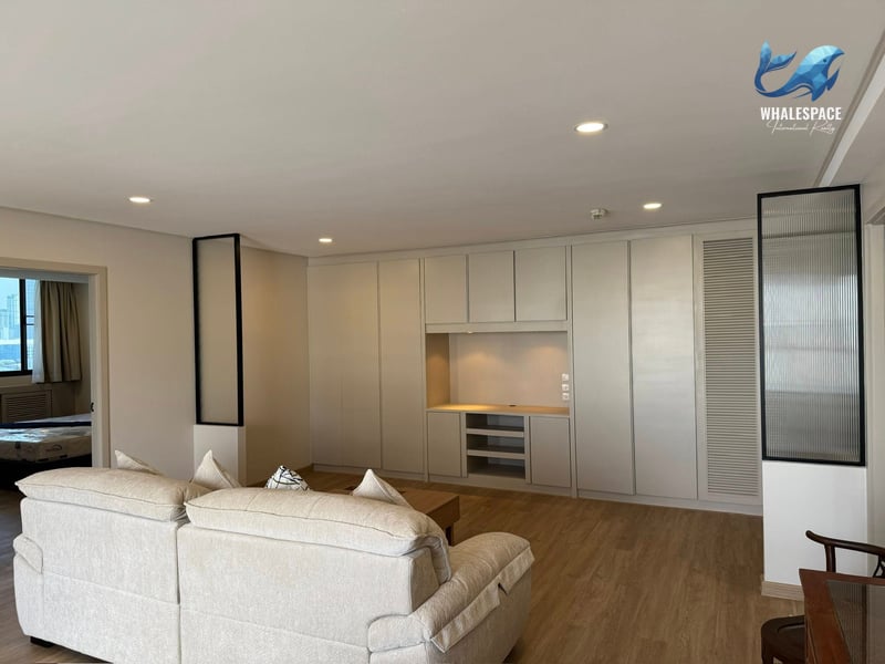 Supalai Place Sukhumvit 39 — Renovated Corner Unit | Unblocked City View | Phrom Phong photo 3