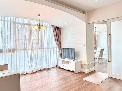 The Coast Bangkok — وحدة مدمجة نادرة | إطلالة على المسبح | اتصال مباشر بـ BTS