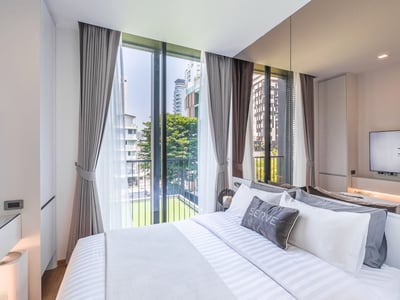 Noble BE33 — High Ceiling Luxury Living | Steps to EM District | BTS Phrom Phong photo 2
