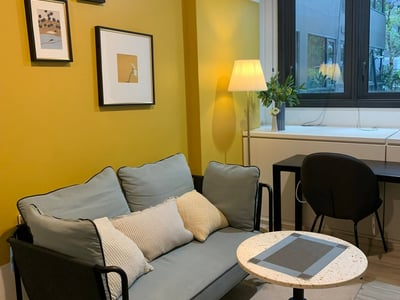 XT Huaikhwang - Modern 35 sqm 1-Bedroom Condo on the 6th Floor with Garden View near MRT