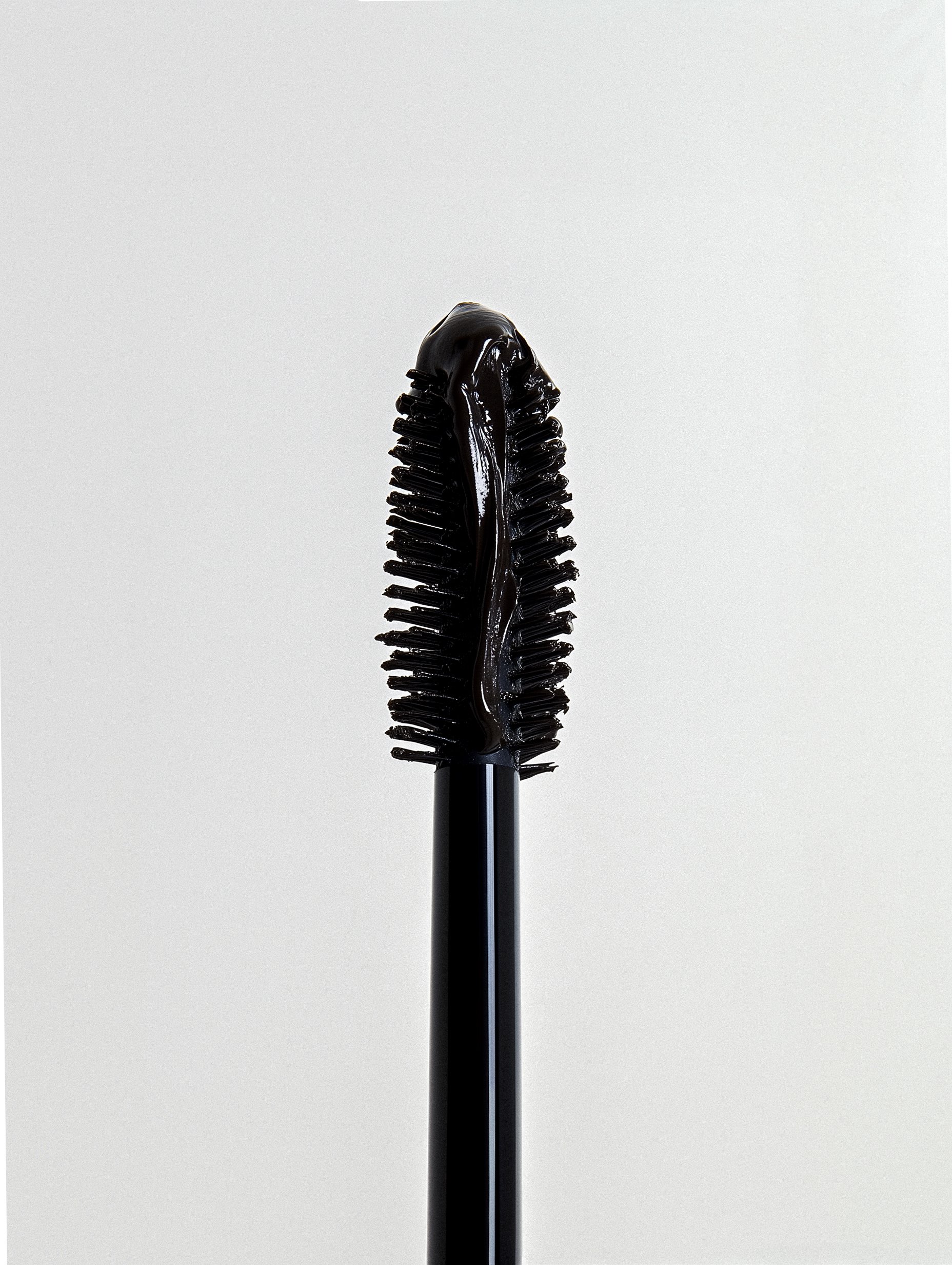黒いマスカラ・ブラシのクローズアップ