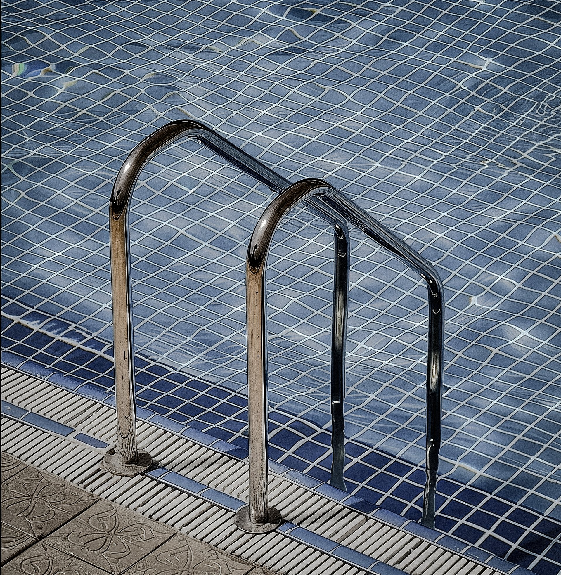 Swimming pool ladder