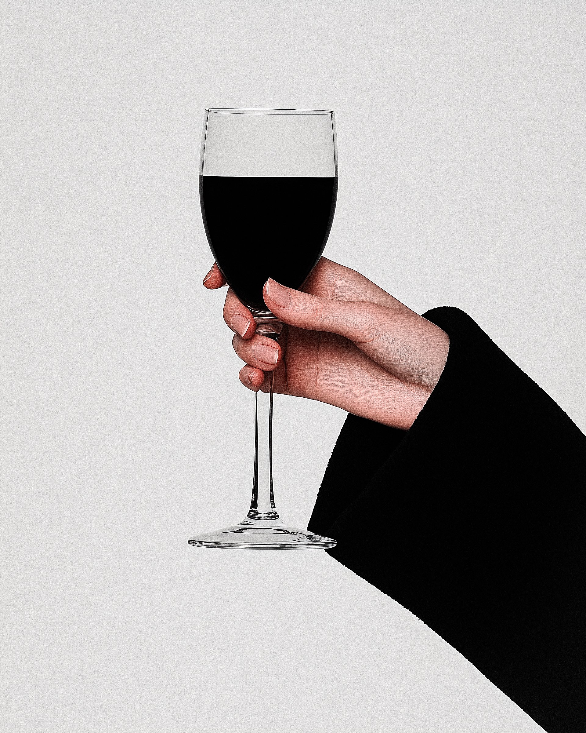 ワイングラスを手に