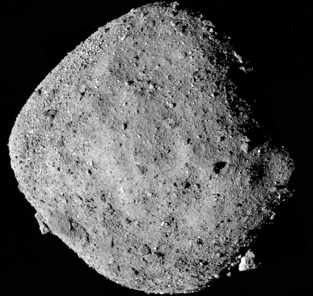 Asteroid Bennu s balvanitým povrchem a tvarem připomínajícím rotující káču.