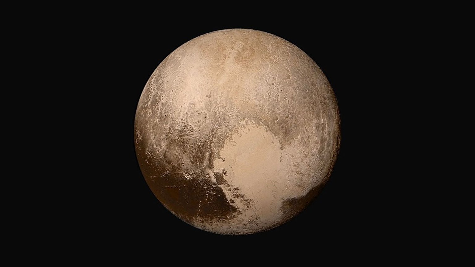 Pluto s výraznou světlou oblastí na barevném snímku sondy New Horizons