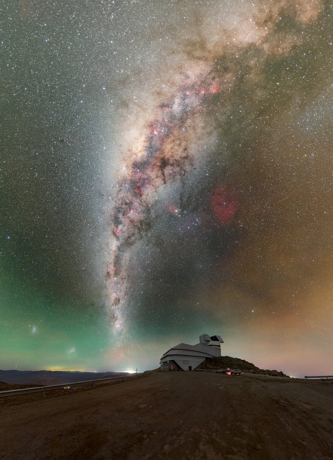 Rubinova observatoř na Cerro Pachón pod pásem Mléčné dráhy