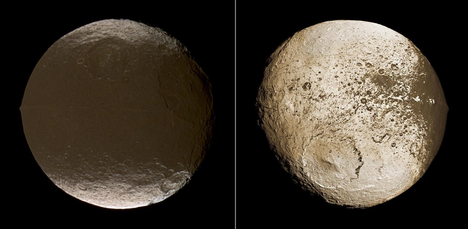 Dvojice pohledů na Iapetus se světlými a tmavými oblastmi