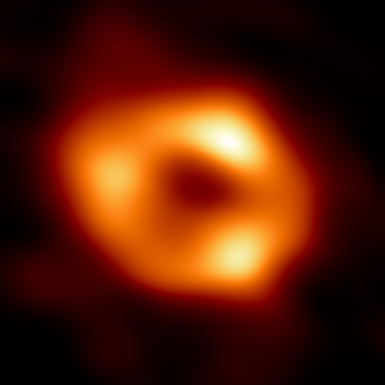 Oranžový prstenec záření kolem tmavého stínu Sagittarius A* na snímku EHT.