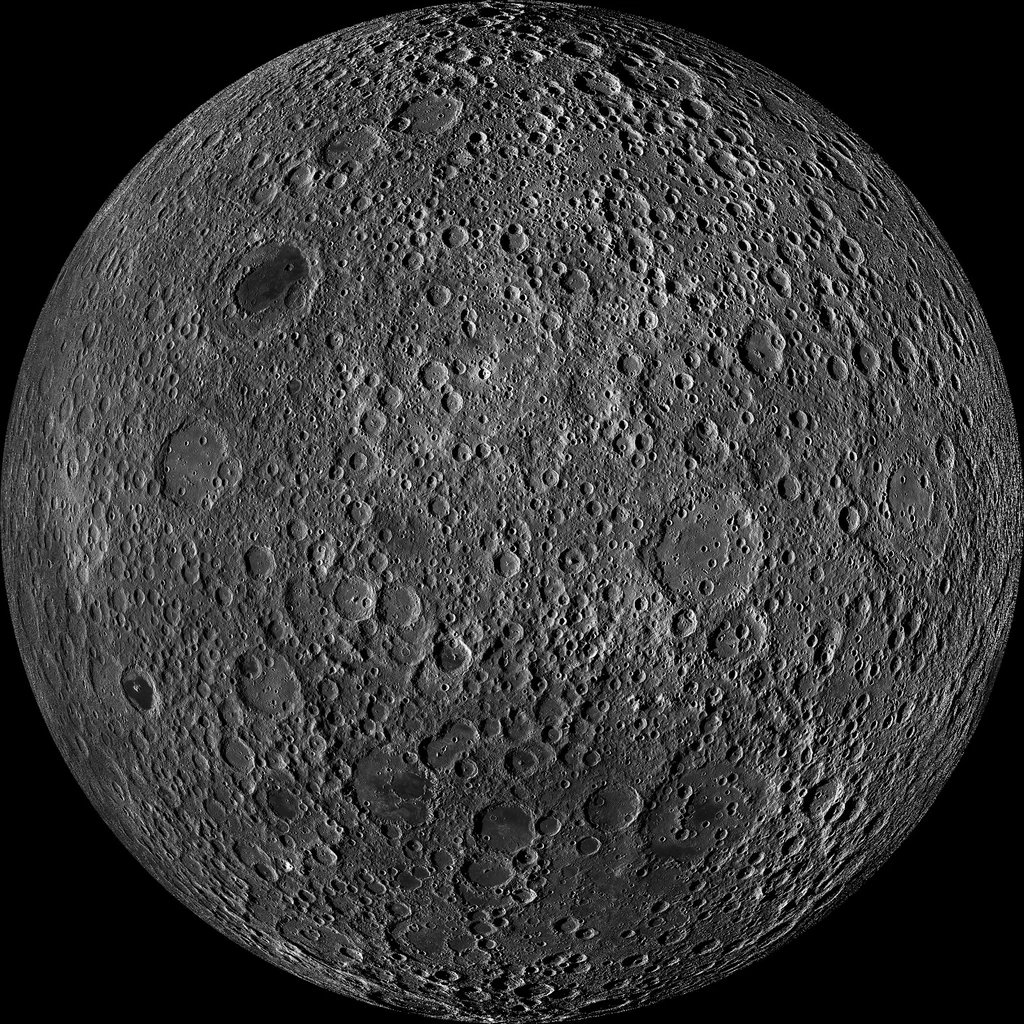 Mozaika odvrácené polokoule Měsíce z LROC WAC s výraznými stíny kráterů při nízkém osvětlení.