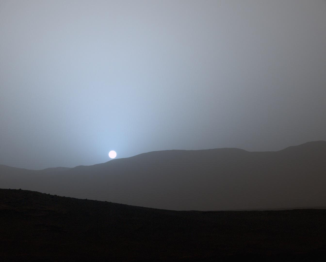 Modravý západ Slunce za okrajem kráteru Gale na fotografii roveru Curiosity