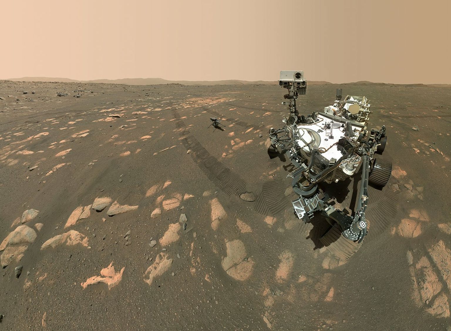 Rover Perseverance a malý vrtulník Ingenuity na povrchu Marsu
