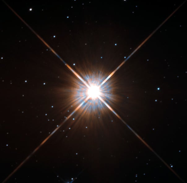 Proxima Centauri jako zářící bod na snímku Hubbleova dalekohledu.