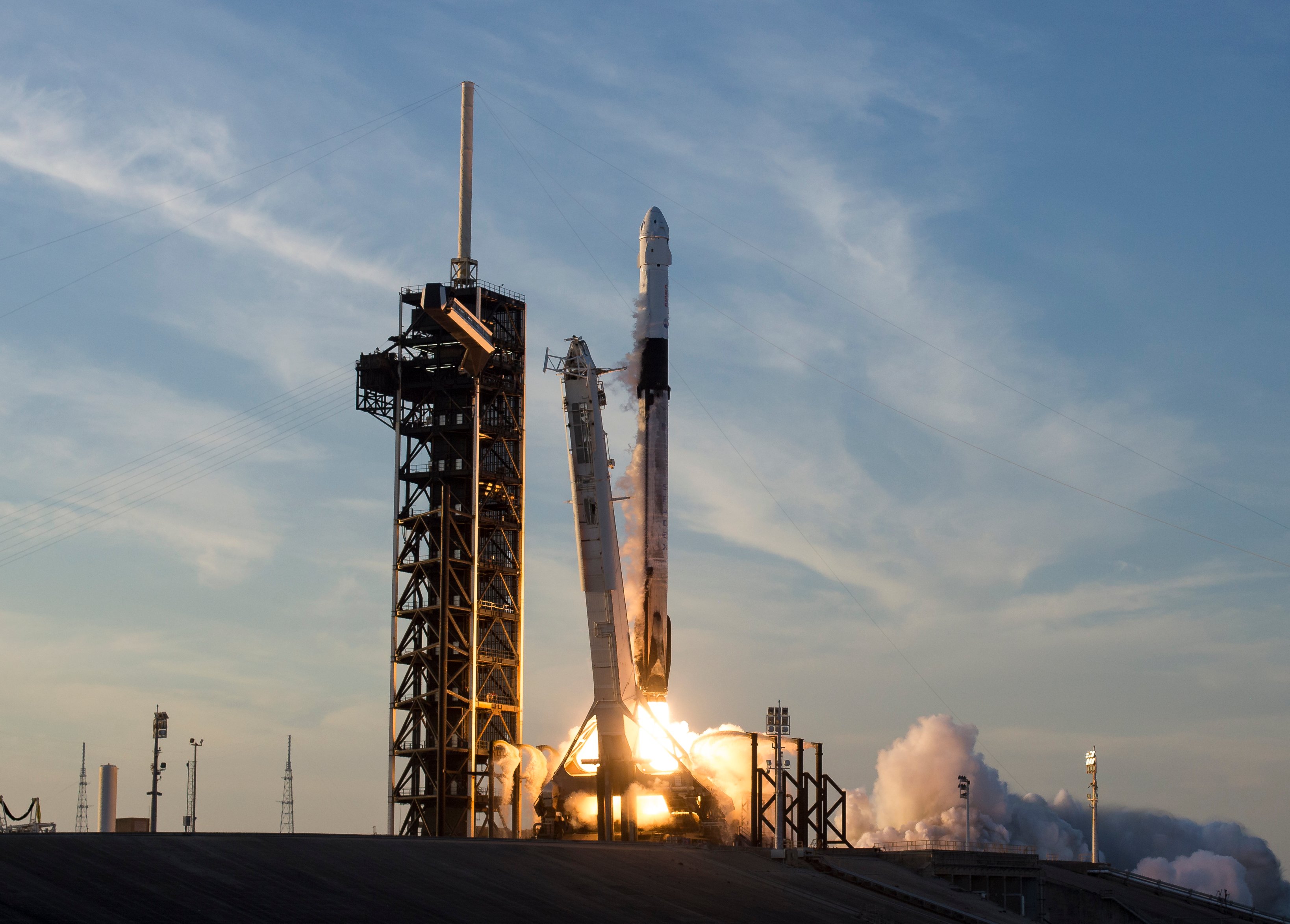 NASA objednala tři další lety SpaceX k ISS za 946 milionů dolarů