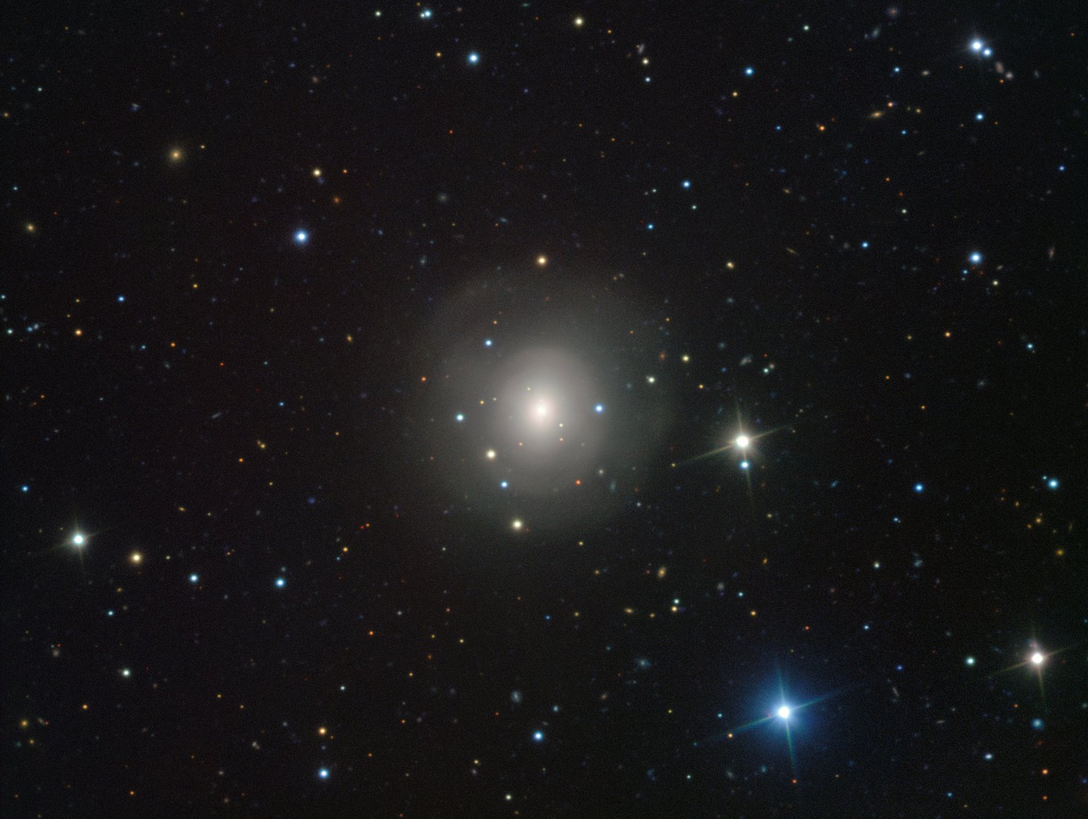 Galaxie NGC 4993 se světelným bodem kilonovy nad a mírně vlevo od jejího jasného středu na snímku VLT.