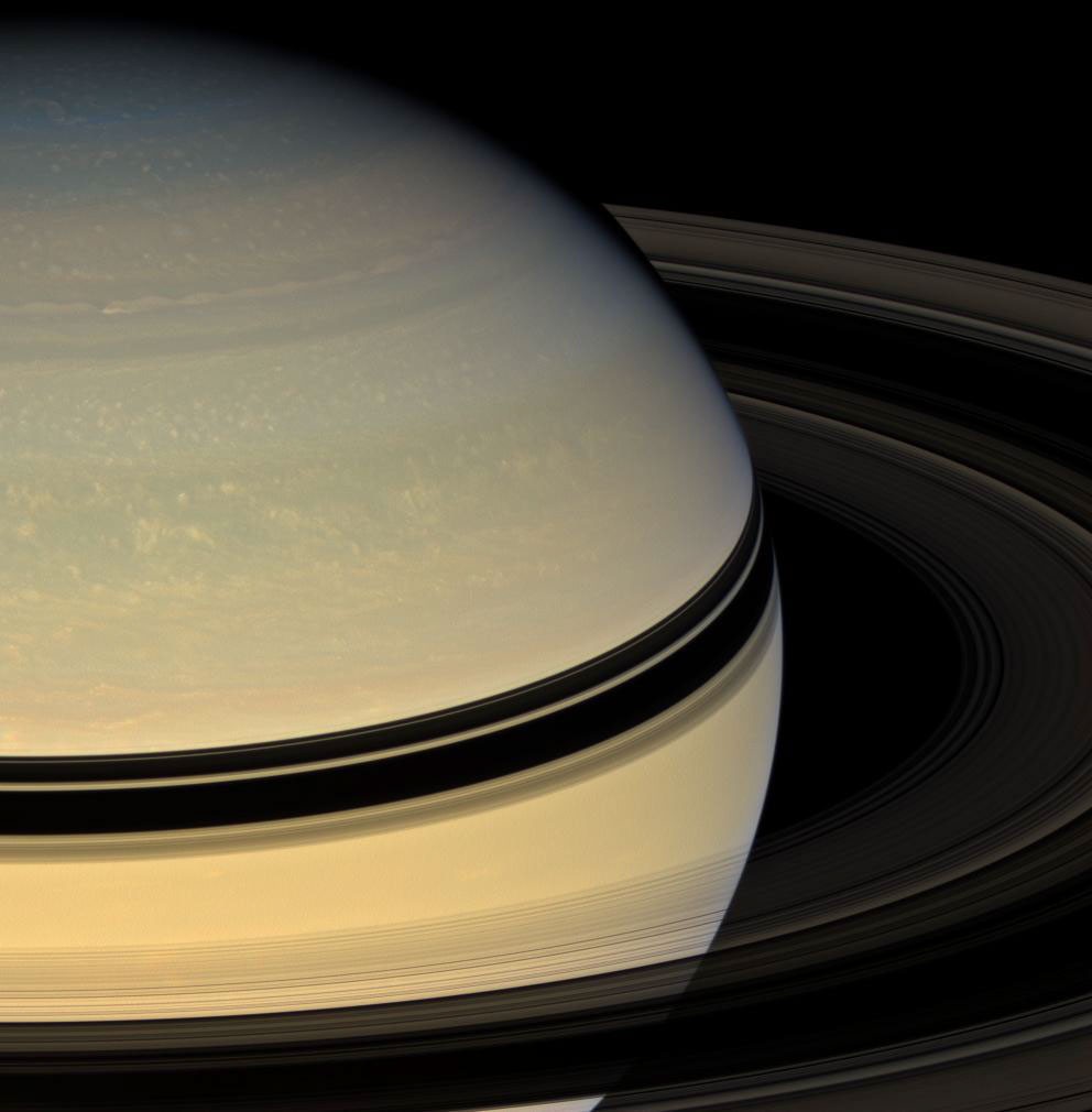 Detail Saturnovy atmosféry, prstenců a jejich stínů ze sondy Cassini.