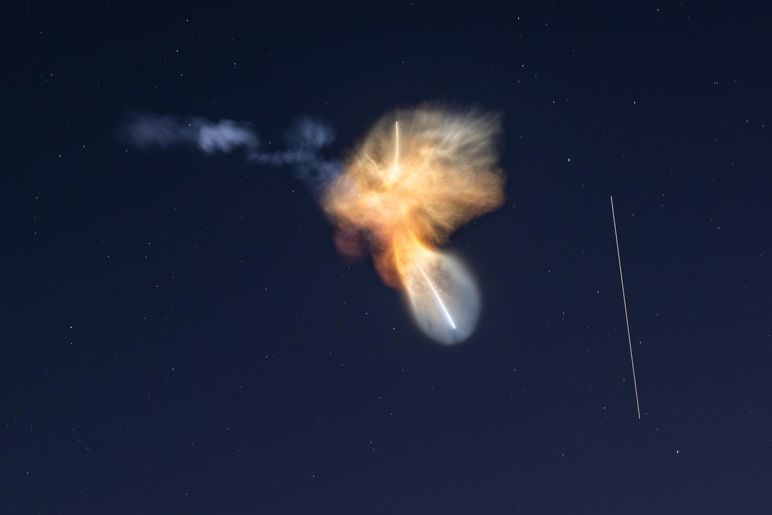 Zlatavá vesmírná medúza po startu Falconu 9 a světelná stopa ISS vpravo