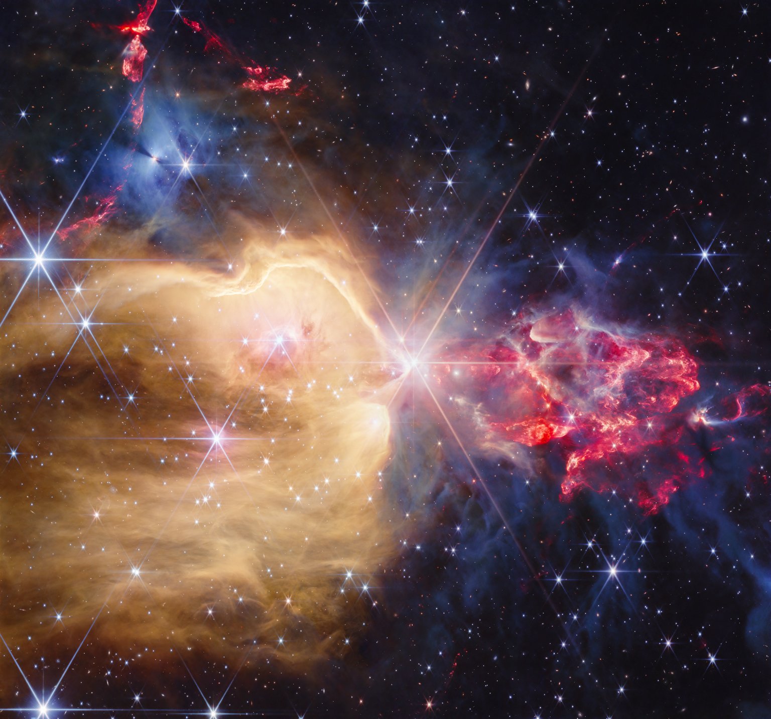 Zlatavá dutina a červené výtoky v oblasti vzniku hvězd NGC 7129