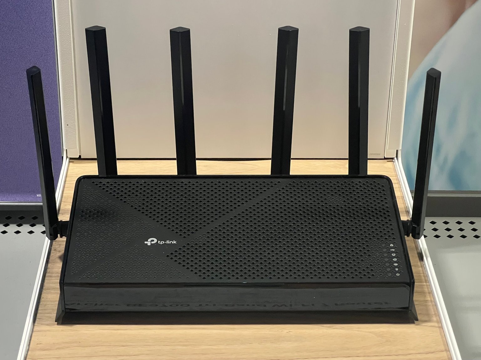 Černý router TP-Link Archer BE9700 se šesti vnějšími anténami.