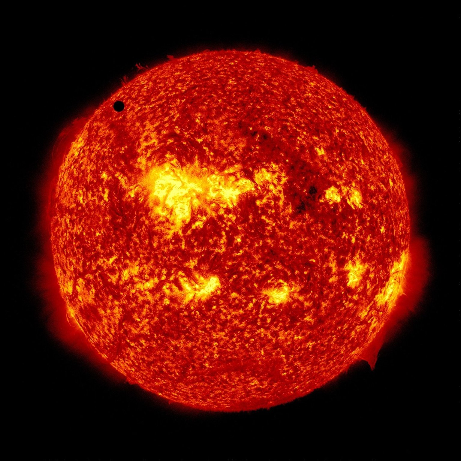 Silueta Venuše před Sluncem na ultrafialovém snímku SDO v přiřazených barvách.